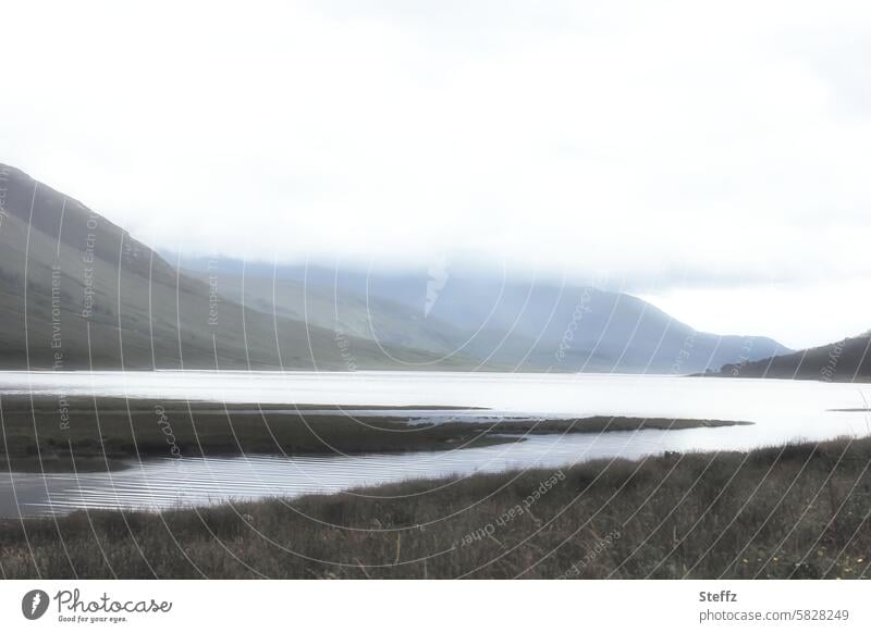 verträumte Landschaft in Schottland See Seeufer Hügel schottisch Nebel Ausblick Ruhe ruhig Verträumtheit schottischer See stimmungsvoll Sommer in Schottland