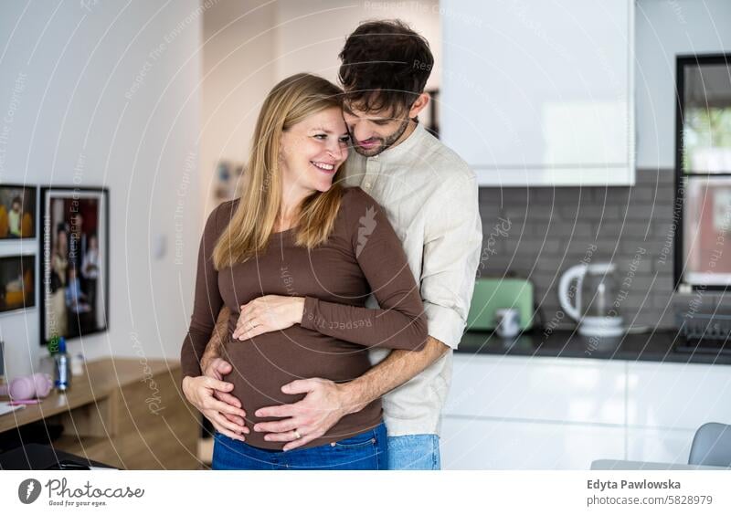 Porträt eines liebenden Paares, das ein Baby erwartet Schwangerschaft schwanger Erwachsener Vorfreude wartend Bauch Geburt Körper Pflege Kaukasier Kind