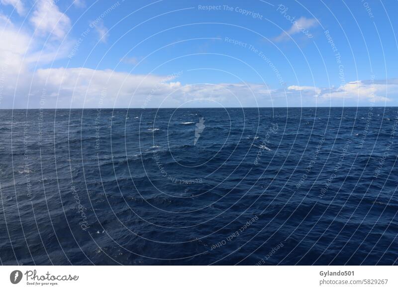 Kreuzfahrt über den Atlantik Meer turbulent kabbelig Wellen MEER Wasser Himmel Wolken reisen Sommer Boot Schiff Feiertag außerhalb Natur Sonne Cloud Licht rot