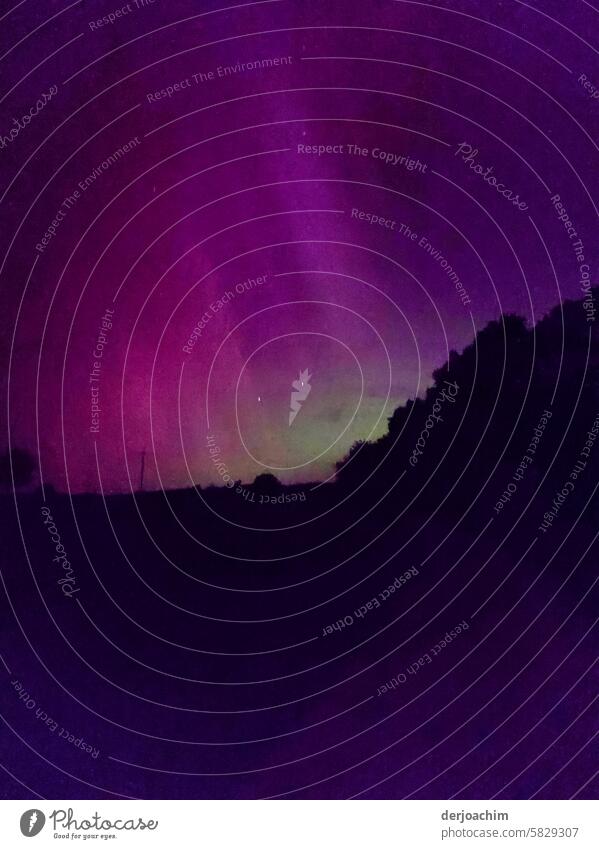 Nordisches  Farben  Spektakel über Franken Polarlichter Nachthimmel Landschaft Himmel Nordlicht dunkel Außenaufnahme Farbfoto Licht Natur Nachtaufnahme