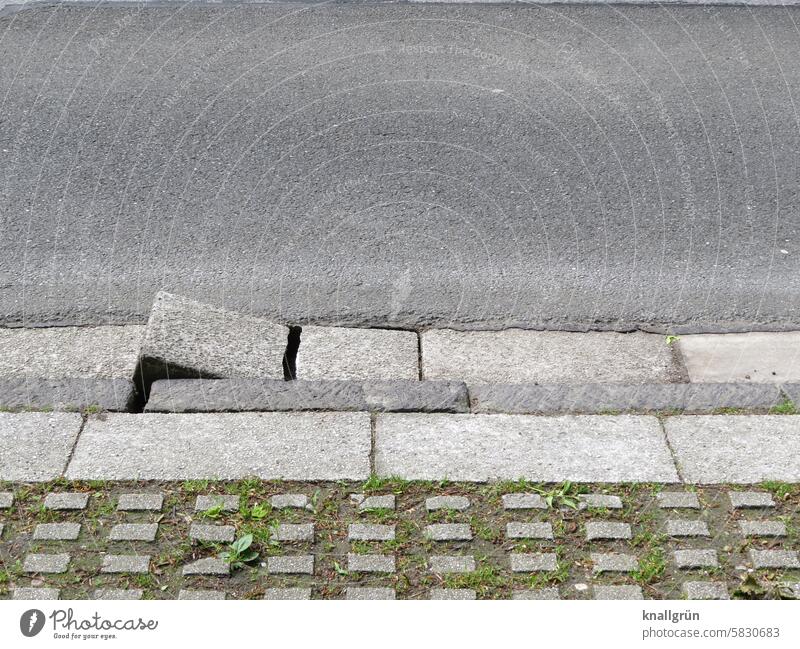 Aufbruchstimmung Straße kaputt Stolperfalle Außenaufnahme Farbfoto Wege & Pfade Muster Strukturen & Formen Asphalt Menschenleer Verkehrswege Linie grau