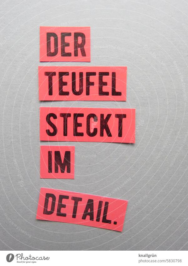 Der Teufel steckt im Detail. Text Redewendung Sprichwort unvorhergesehen Metapher unberechenbar Erwartung Stimmung nicht vorhersehbar Farbfoto Buchstaben