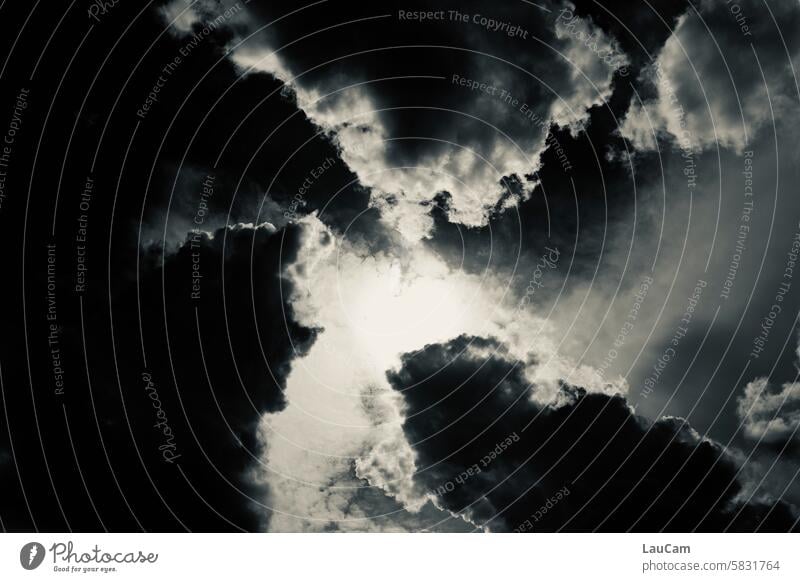 Wetterumschwung - da braut sich was zusammen Wolken Sonne dunkle Wolken Regenwolken schlechtes Wetter Gewitterwolken Hagel düster bewölkt bewölkter Himmel