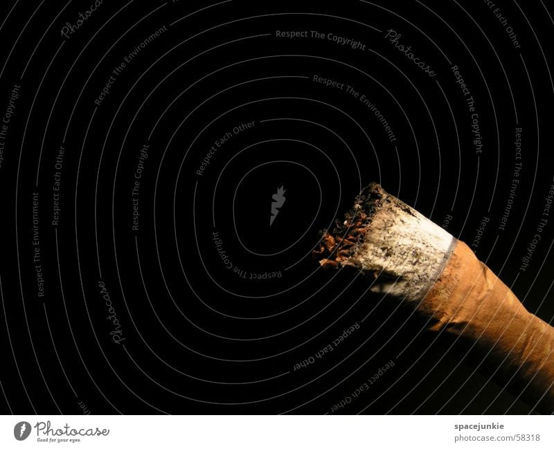 Raucherecke Zigarette Rauchen Tabak schwarz zigarettenstummel Makroaufnahme Ecke