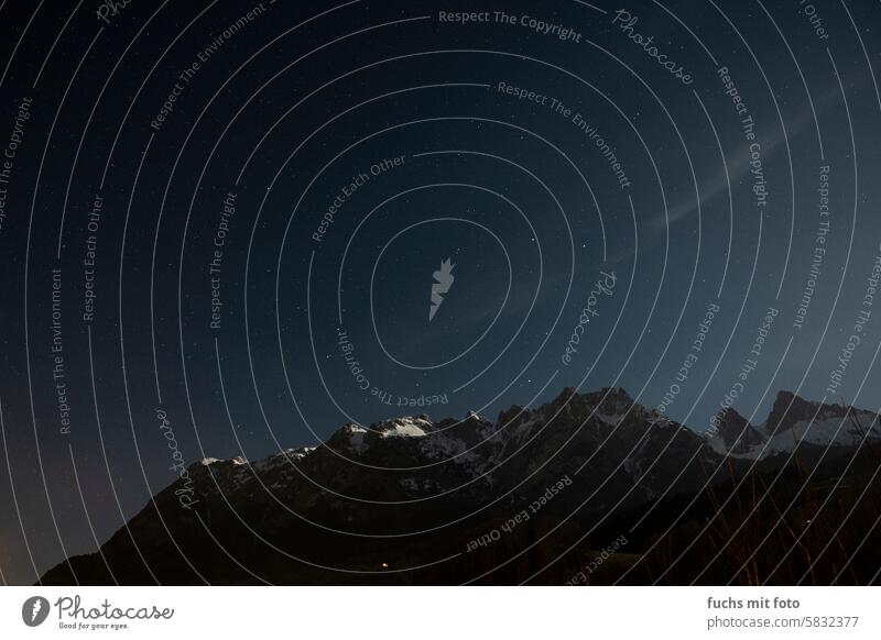 Sternenhimmel über den Bergen alpen sterne winter Himmel Nacht Nachthimmel sternenklar Astronomie Weltall Langzeitbelichtung Galaxie dunkel Milchstrasse