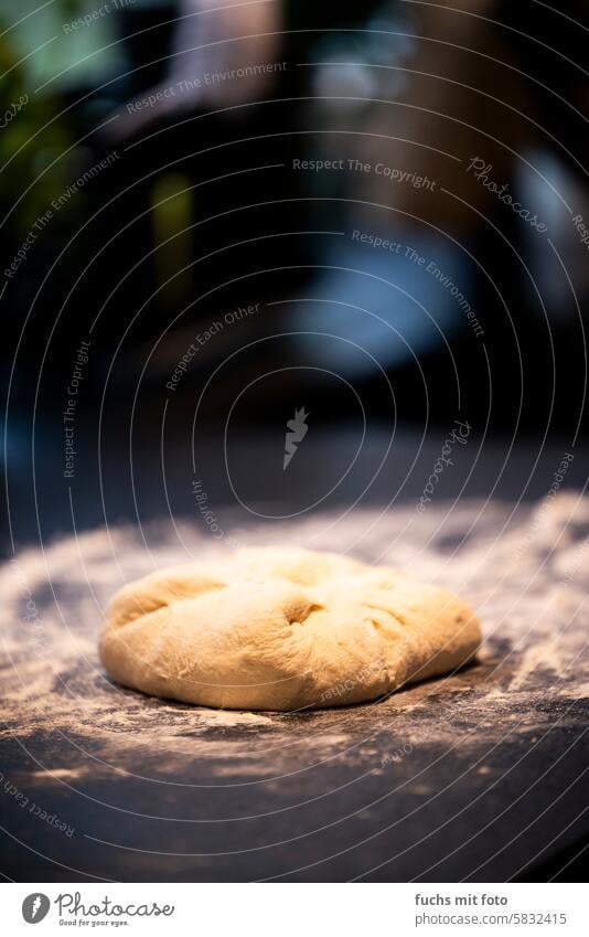 Pizzateig. Backen zuhause. Mehl und Hefe Hefeteig mehrl backen Teigwaren Brot Backwaren Küche Essen zubereiten Bäckerei lecker Lebensmittel Farbfoto Hand roh