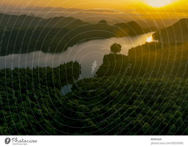 Schöne Landschaft von grünen Bergen und See am Morgen mit Sonnenaufgang Himmel. Naturlandschaft. Watershed Wald. Wasser und Wald Nachhaltigkeitskonzept. Luftaufnahme von Berg mit grünen Bäumen.