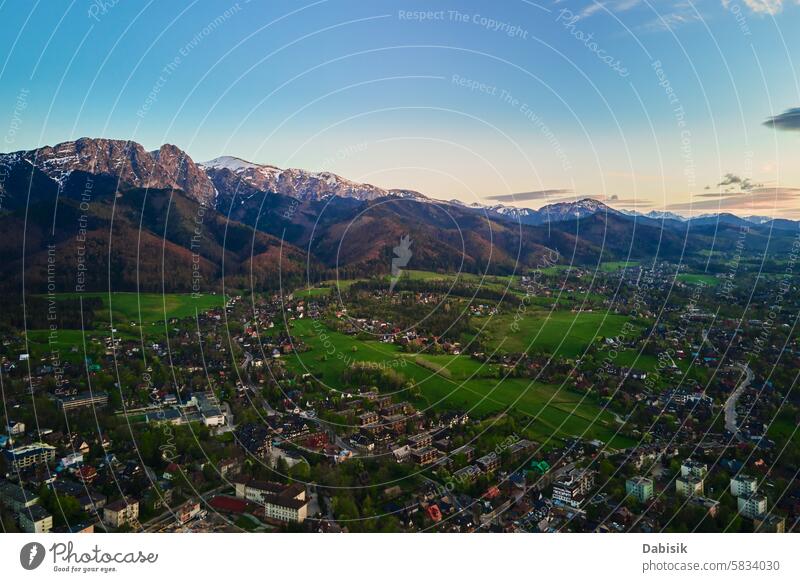 Luftaufnahme des Tatra-Gebirges und der Stadt Zakopane bei Sonnenuntergang Tatragebirge giewont Berge u. Gebirge Tal Landschaft Natur Polen Feld Wald Himmel