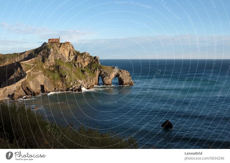 Blick über San Juan de Gaztelugatxe in Spanien bei Sonnenaufgang Atlantik Strand Schönheit der Natur Kirche Klippe Cloud Küste Küsten- und ozeanische Landformen