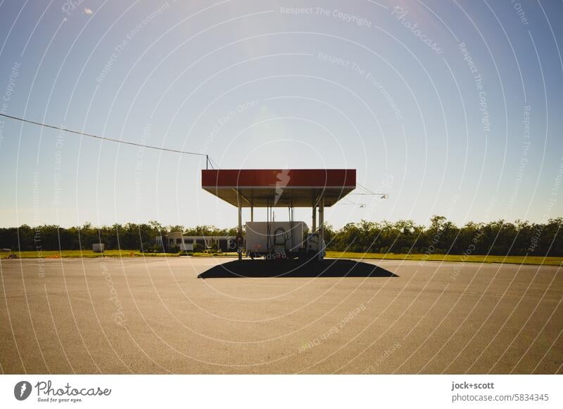 Tankstelle im Hinterland Dienstleistungsgewerbe Sonnenlicht Umwelt Wolkenloser Himmel Lkw tanken Queensland Australien Silhouette Schatten Einsamkeit