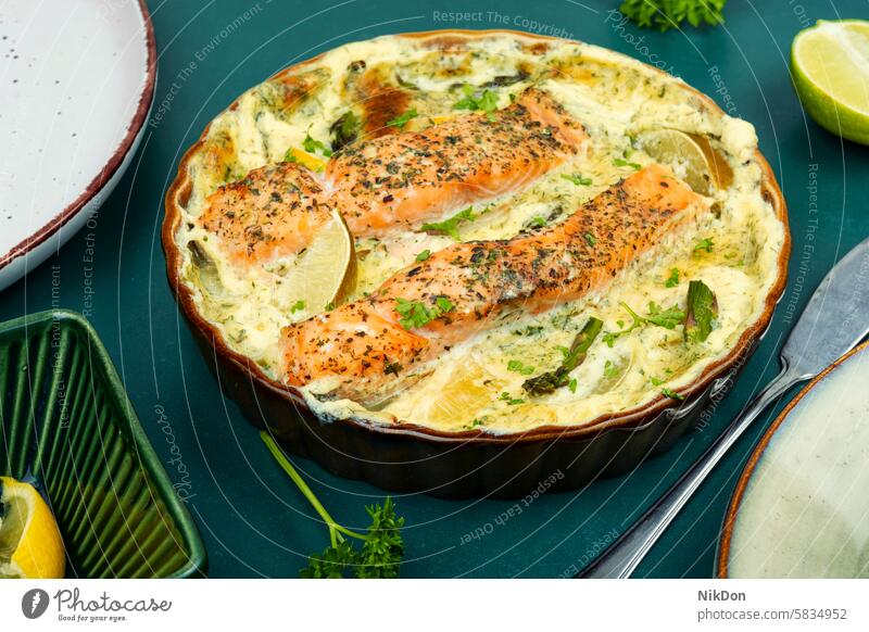 Gedünstetes Lachsgratin. Gratin Fisch Lachsauflauf Gemüse Auflaufform Mittagessen Fisch-Schmortopf Kraut Farbbild keine Menschen Protein Nährstoffversorgung