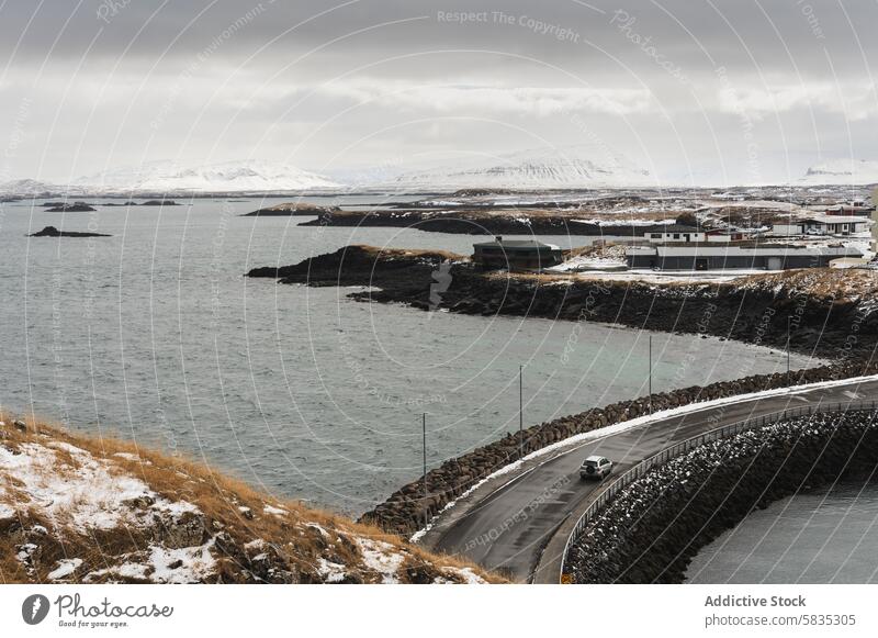 Blick auf die Küste der Halbinsel Snaefellsnes, Island im Winter Straße Snæfellsnes Halbinsel verschneite Landschaft reisen PKW MEER Meer Kälte kalt Natur