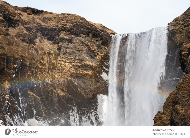 Majestätischer Wasserfall auf der isländischen Halbinsel Snaefellsnes Island Snæfellsnes Felsen Gelände Kaskade Nebel Regenbogen Natur Landschaft im Freien