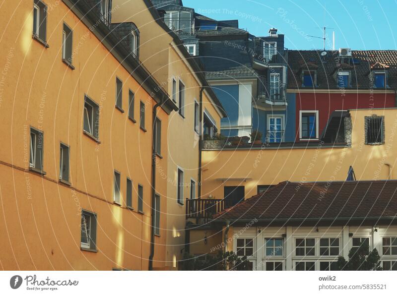 Alle wollen Fensterblick Haus Gebäude Wand bewohnt dicht besiedelt dicht gedrängt Außenaufnahme Fassade Stadt Architektur Himmel Menschenleer Häuserzeile