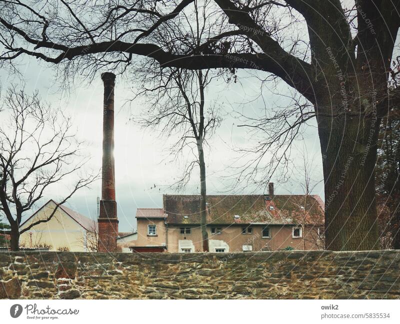 Industriebrache Schornstein Gebäude verfallen alt aufgegeben Tristesse Mauer Haus kaputt Menschenleer Außenaufnahme abrissreif dreckig Wandel & Veränderung