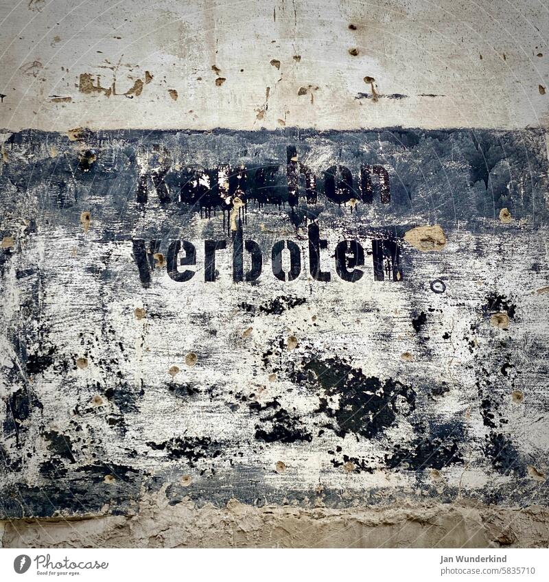 Verboten - Schrift auf Mauer Typographie Rauchen verboten Wand Hinweisschild Schilder & Markierungen Schriftzeichen Warnhinweis Warnung Buchstaben Außenaufnahme