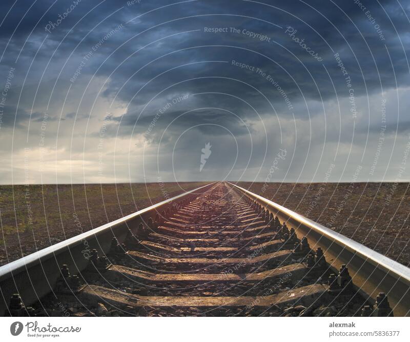 Wolkenlandschaft mit Schienen, die zu den Gewitterwolken wegführen Reise Landschaft Eisenbahn Donnern Regen Transport Stahl Himmel Straße Szene bügeln Weg Regie