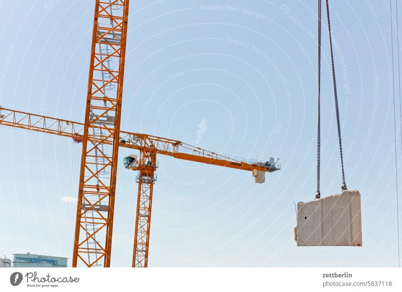 Baustelle Hochbau bagger baugerüst baugewerbe baugrube bauindustrie baumaschine baustelle drehkran froschperspektive gebäude gerüstbau gewerk himmel himmelblau