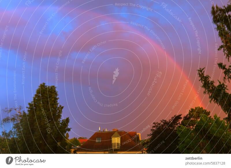 Regenbogen, rechte Seite abend altocumulus drohend dunkel dämmerung düster farbspektrum feierabend freiraum froschperspektive gewitter haufenwolke himmel