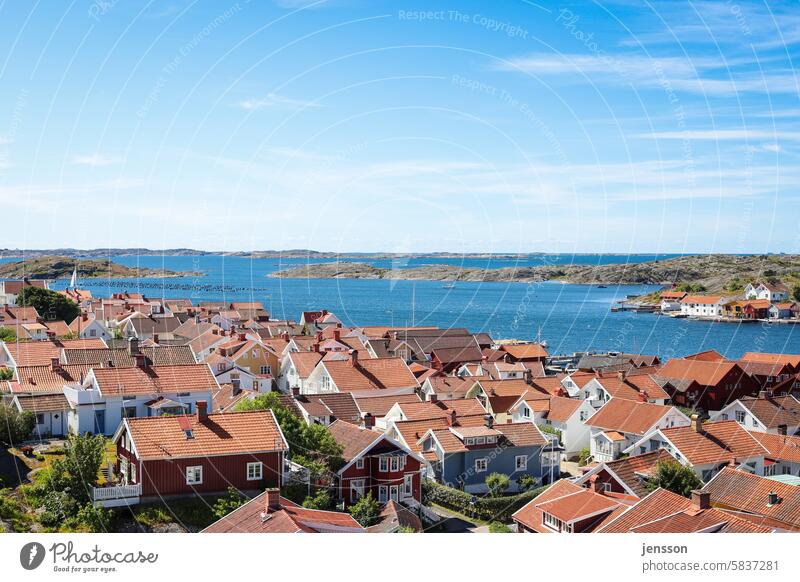 Holzhäuser im schwedischen Schärengarten - Mollösund Sommer Sommerurlaub sommerlich Schweden Schwedenhaus Schäreninsel Landschaft Tourismus Wolken Außenaufnahme