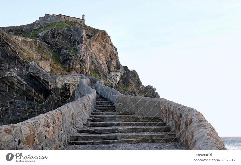 Blick über die Treppe in San Juan de Gaztelugatxe in Spanien bei Sonnenaufgang Atlantik Schönheit der Natur Kirche Klippe Cloud Küste