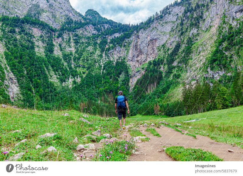 Mann wandert zum Röthbachfall-Wasserfall. Tal in der Nähe des Königssees, der höchste Wasserfall Deutschlands. Liegt hinter dem Königssee und dem Obersee. Berchtesgaden, Bayern, Deutschland