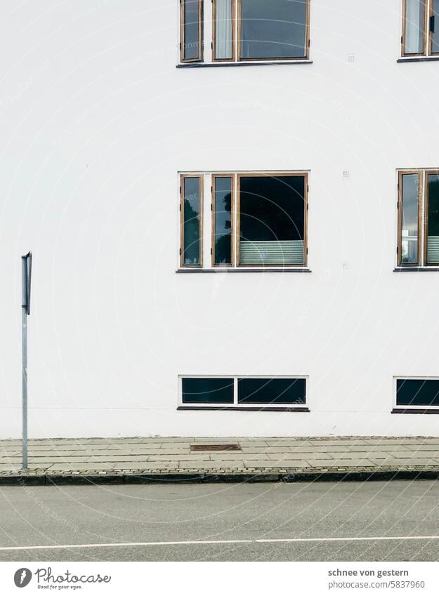 Geradlinig Architektur Fenster Straße Haus Gebäude Fassade Außenaufnahme Wand Menschenleer Farbfoto Stadt Tag Bauwerk Mauer Tür Vergangenheit Häusliches Leben