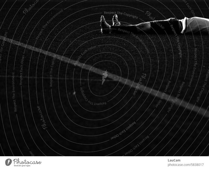 Mit dem Kopf bereits im nächsten Spiel Fußball Fußballer Fußballspieler Fußballplatz auf dem Platz liegen Sport Fußballtraining Gras Sportveranstaltung