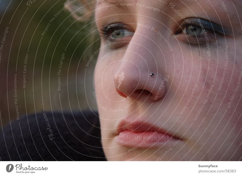 die hoffnung danach? Hoffnung Trauer Frau dunkel geschminkt bewegungslos Aussicht planen Denken Schattenseite weinen Gesicht leer Lichtblick nachdenken Blick