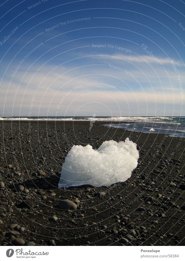 Ice on the beach II Schnellzug schwarz weiß Wolken Meer Wellen Luft Eisberg Island blau Himmel strand stein Natur Freiheit Berge u. Gebirge Eisblock