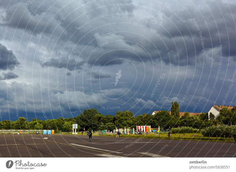 Tempelhofer Feld, Ausgang Richtung Neukölln berlin ferne flugbahn flughafen flugplatz freiheit frühling himmel horizont menschenleer rollbahn skyline sommer