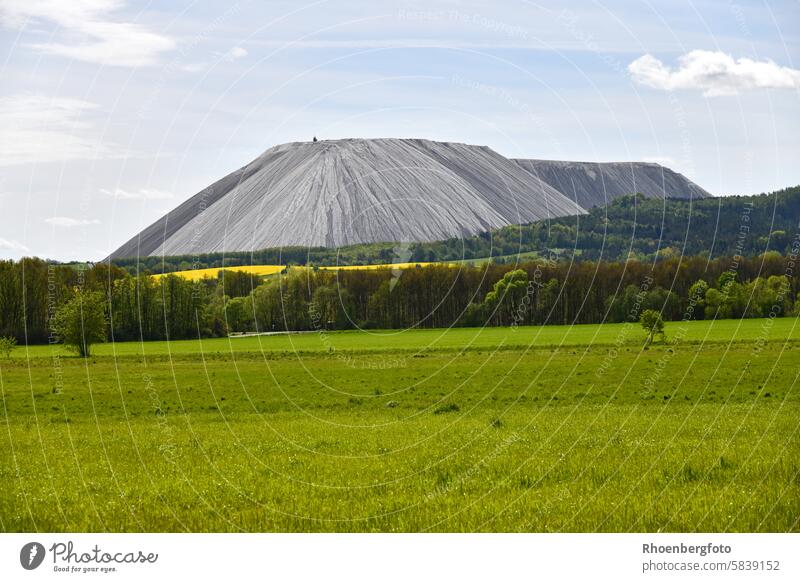 Der Monte Kali bei Heringen ist eine große Salzhalde im Kalibergbau, die  man während einer Führung besichtigen kann Kalimandscharo Berg Kalibergwerk Bergwerk