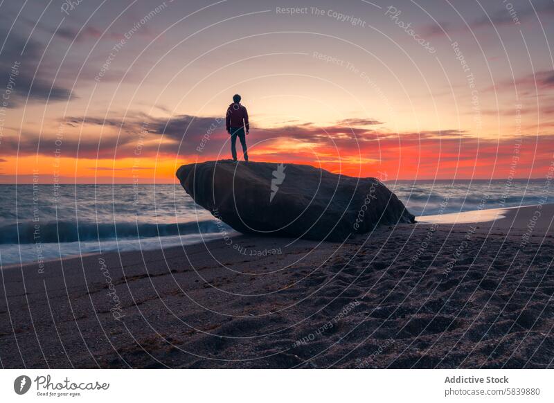 Anonyme Person bei Sonnenuntergang am Atlanterra Beach Strand Einsamkeit Felsen Atlanterra Strand Cadiz Meereslandschaft Abenddämmerung Küste Skyline