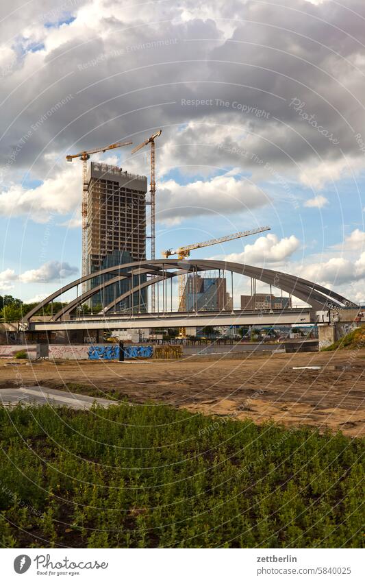 Hochhaus im Bau hinter Brücke im Bau architektur berlin büro city deutschland fassade fenster gebäude hauptstadt himmel hochhaus innenstadt kiez leben licht