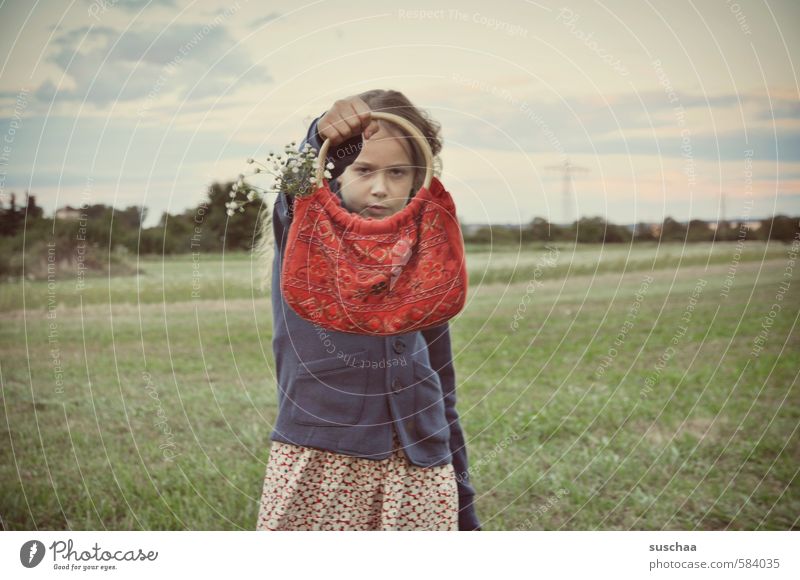 durchdietascheguckerin feminin Kind Mädchen Kindheit Kopf Gesicht 8-13 Jahre Umwelt Natur Himmel Sommer frech selbstbewußt Feld Tasche retro Farbfoto