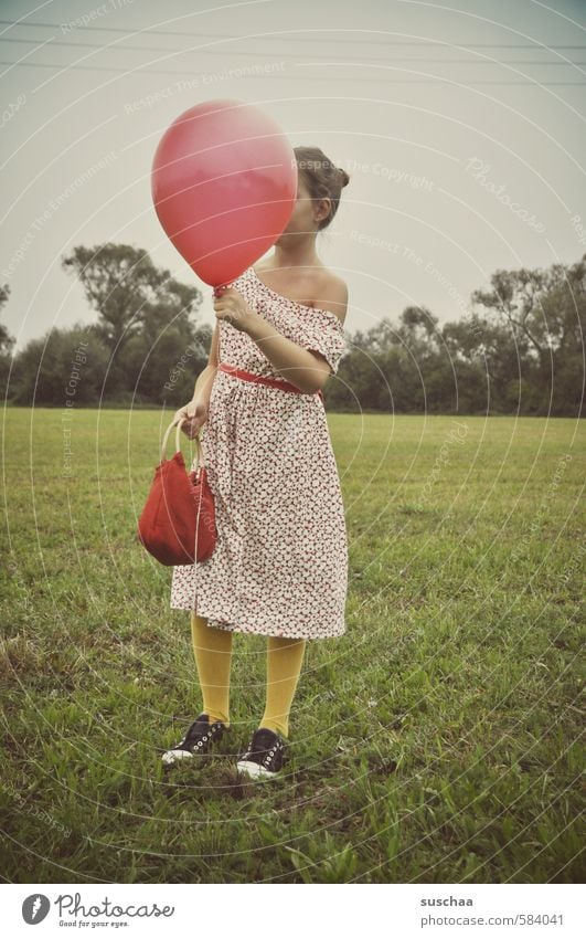 red balloon feminin Kind Mädchen Junger Mann Jugendliche Kindheit Leben Körper Haut Kopf Arme Hand Beine Fuß 1 Mensch 8-13 Jahre Umwelt Natur Landschaft Himmel