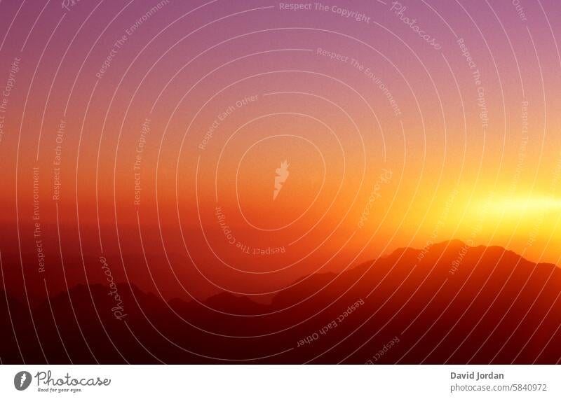 wunderschöner lila orange roter Sonnenuntergang über Bergen Sonnenuntergangshimmel Sonnenuntergangsstimmung Sonnenuntergangslandschaft Ruhe Stille romantisch