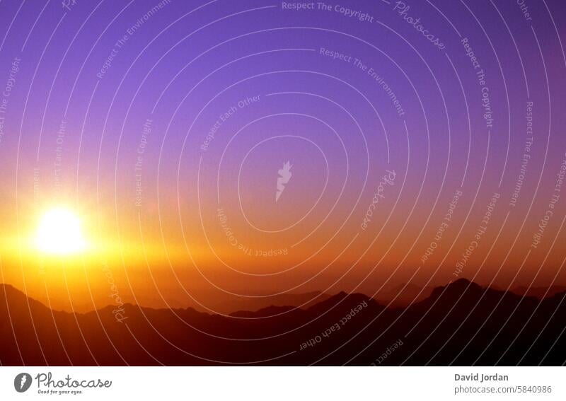 lila, violetter Himmel bei golden leuchtendem Sonnenuntergang lia Himmel Sonnenuntergang mit lila Himmel Sonnenuntergang in den Bergen der Welt entrückt Urlaub