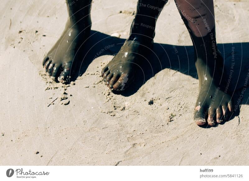 Drei schlammige Beine nach einer  Wattwanderung drei Wattenmeer Nordsee Schlamm geschniegelt Gezeiten Sand Schlick nass Wattwandern Ebbe Küste Strand Meer