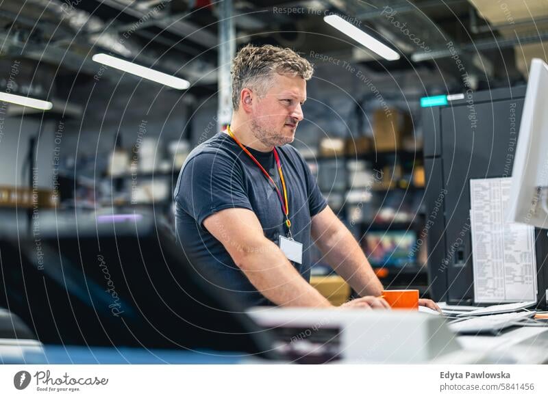 Mann bei der Arbeit in einer Druckerei Business Mitarbeiter Fabrik männlich industriell Industrie Job Güterverkehr & Logistik Herstellung Beruf Menschen