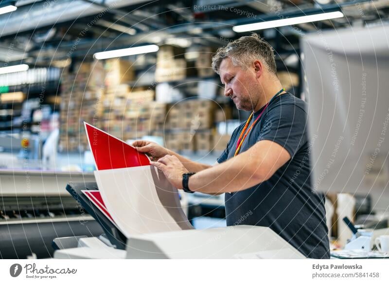 Mann bei der Arbeit in einer Druckerei Business Mitarbeiter Fabrik männlich industriell Industrie Job Güterverkehr & Logistik Herstellung Beruf Menschen