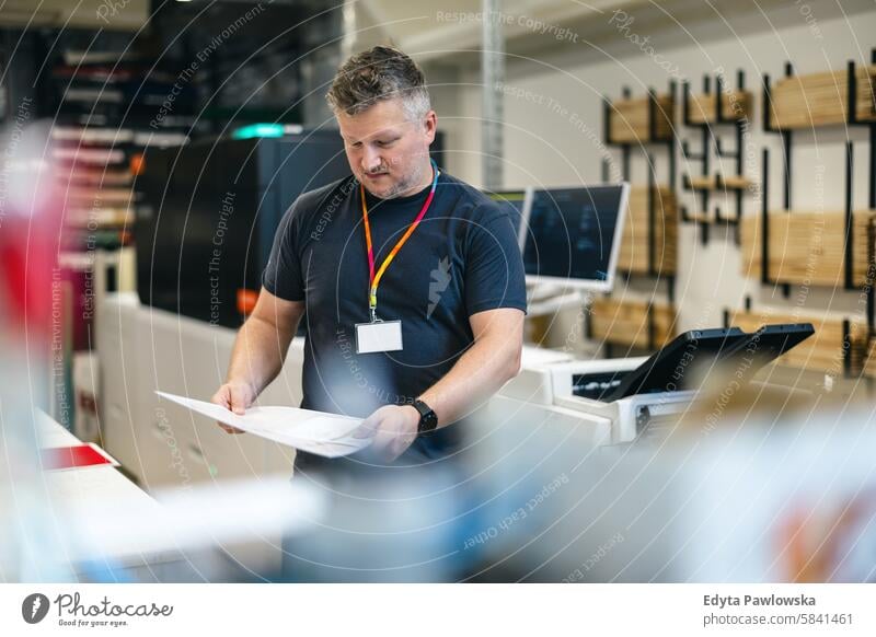 Mann bei der Arbeit in einer Druckerei Business Mitarbeiter Fabrik männlich industriell Industrie Job Güterverkehr & Logistik Herstellung Beruf Menschen