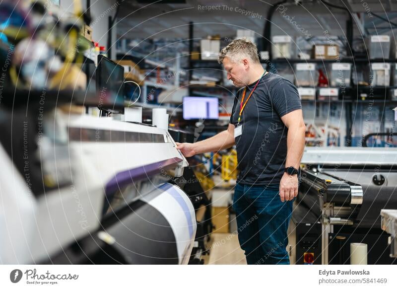 Mann bei der Arbeit in einer Druckerei Business Mitarbeiter Fabrik männlich industriell Industrie Job Güterverkehr & Logistik Herstellung Beruf Menschen