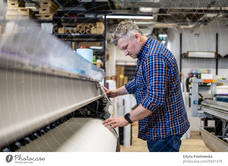 Mann bei der Arbeit in einer Druckerei Business Mitarbeiter Fabrik männlich industriell Industrie Job Güterverkehr & Logistik Herstellung Beruf Menschen