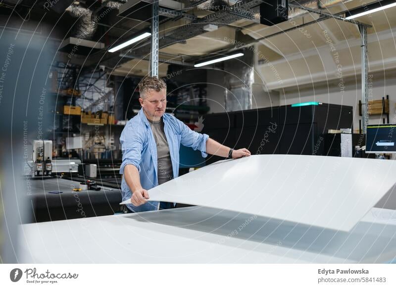 Mann bei der Arbeit in einer Druckerei Business Mitarbeiter Fabrik männlich industriell Industrie Job Güterverkehr & Logistik Herstellung Beruf Menschen