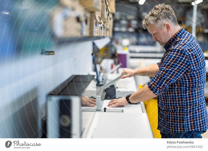 Mann bei der Arbeit in einer Druckerei Business Mitarbeiter Fabrik männlich industriell Industrie Job Güterverkehr & Logistik Herstellung Beruf Menschen