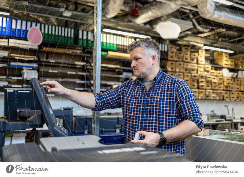 Mann bei der Arbeit in einer Druckerei Business Mitarbeiter Fabrik männlich industriell Industrie Job Güterverkehr & Logistik Herstellung Beruf Menschen