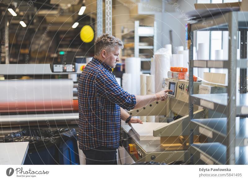 Mann bei der Arbeit in einer Druckerei Business Mitarbeiter Fabrik männlich industriell Industrie Job Güterverkehr & Logistik Herstellung Beruf Menschen