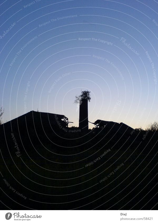 es war einmal alt Dach Trauer Haus Sträucher Baum Ruine baufällig abrissreif schwarz Schornstein Deutschland Traurigkeit siluette Holzbrett Himmel blau Schatten