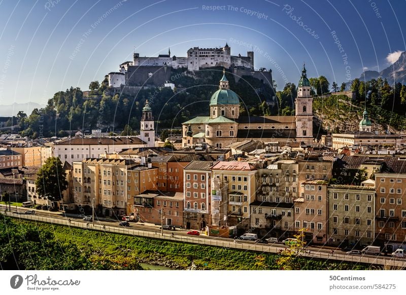 Die Festung Hohensalzburg mit der Altstadt im Vordergrund Ferien & Urlaub & Reisen Tourismus Ausflug Sommer Sommerurlaub Frühling Herbst Wiese Seeufer Salzburg